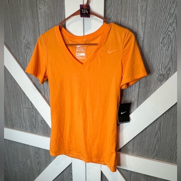 B2.07 NWT Nike Dri Fit Tee small The Nike Tee - Picture 1 of 3